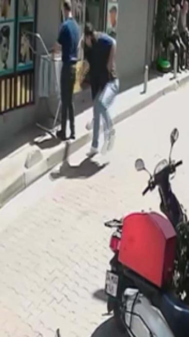 Tıraşını beğenmedi berberini bı&ccedil;akladı!