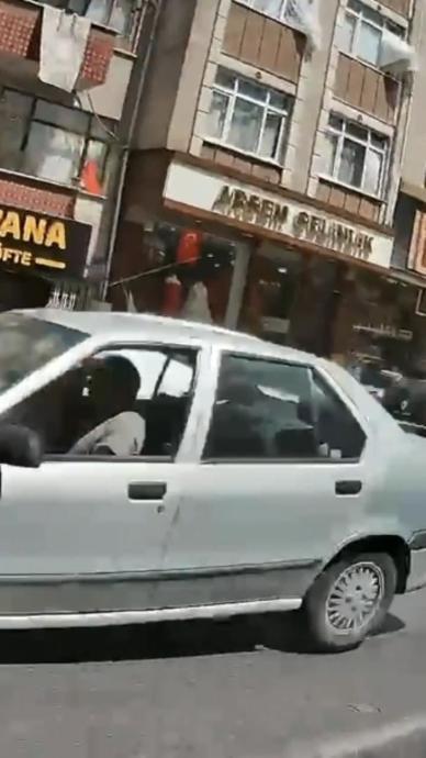 Yoldan ge&ccedil;en kadına &ccedil;arptı:!