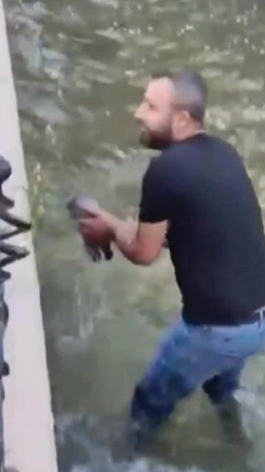 &Ccedil;ırpınırken g&ouml;rd&uuml;: Hayat kurtardı