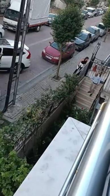 Kadın s&uuml;r&uuml;c&uuml; duba koyan şahısla b&ouml;yle tartıştı!