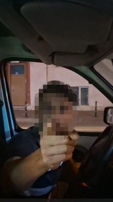 Motosikletliye yumruklu k&uuml;f&uuml;rl&uuml; saldırı kamerada!
