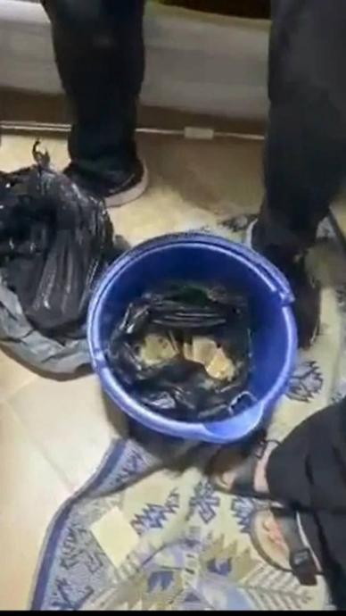 Polis 51 kiloluk altını banyoya saklı halde buldu!