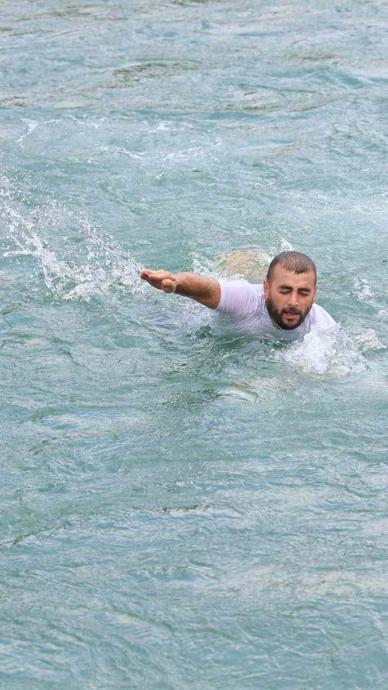 Sulama kanalında y&uuml;zme &ouml;ğretiyor