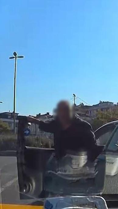 Taksicinin &ouml;n&uuml;n&uuml; kesip aracını yumrukladı