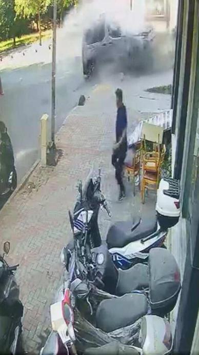 Tanker devrildi ve ara&ccedil;lara &ccedil;arptı!