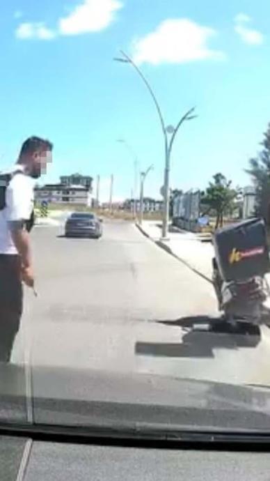 Uyardı diye tornavida &ccedil;ekti!