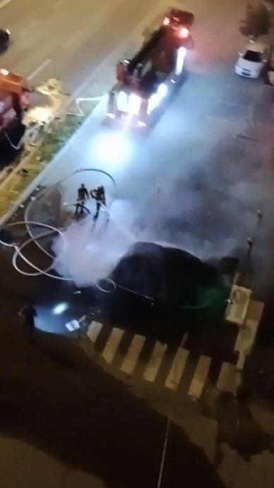 Alev alan elektrikli ara&ccedil; bomba gibi patladı!