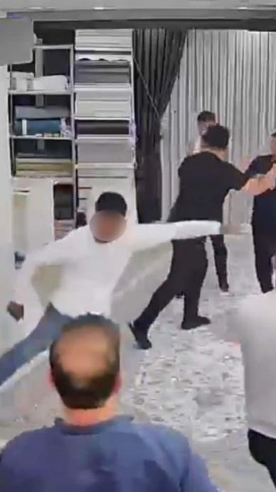 Bı&ccedil;akla kovaladıkları adam perde d&uuml;kkanına daldı!