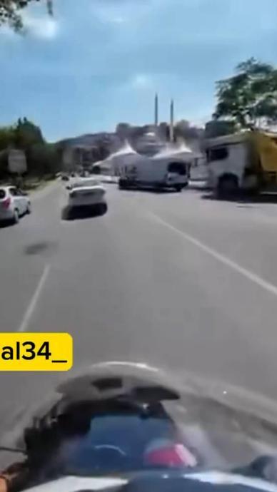 Kontrols&uuml;z şerit değiştirip duran araca &ccedil;arptı!