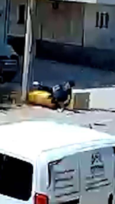 Sıcaktan etkilendi aydınlatma direğine &ccedil;arptı!