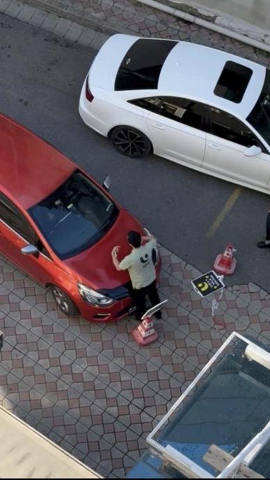 &Uuml;crete itiraz etti aracını &uuml;zerine s&uuml;rd&uuml;