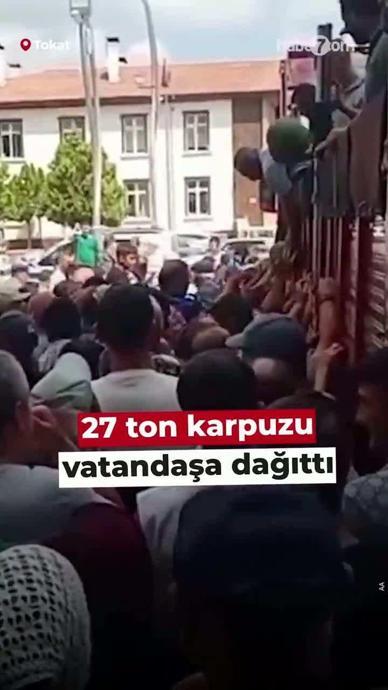 27 ton karpuzu vatandaşa dağıttı.