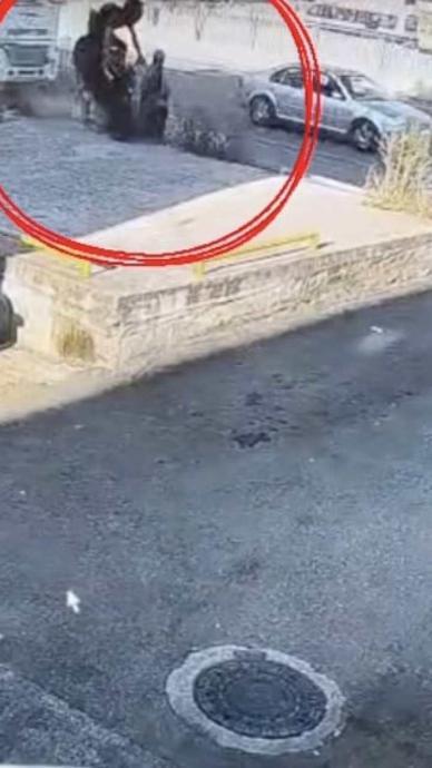 Duvara ok gibi saplandı!