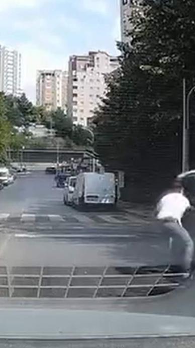 Kayan otomobili elleriyle durdurdu!