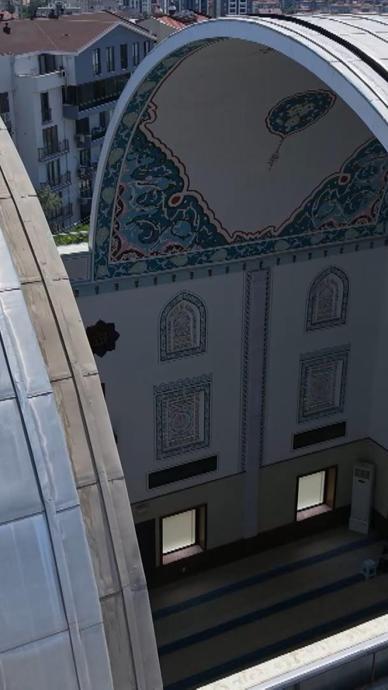 Kubbesi a&ccedil;ılıp kapanan cami