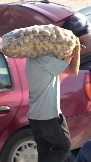 Mutluluktan 6 ton patatesi &uuml;cretsiz dağıttı