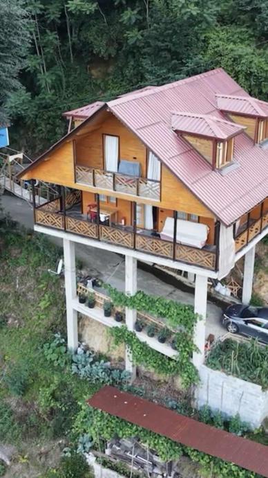 Rize'de yol &uuml;st&uuml;ne villa