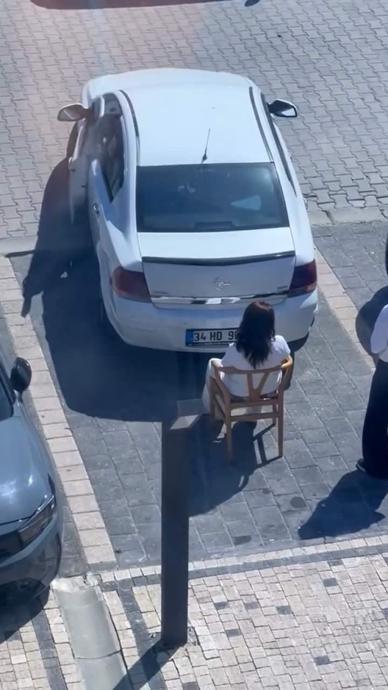 Sandalyeye oturarak park etmesini engelledi