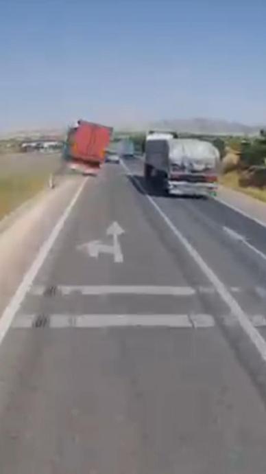 Tır ışıkta duran ara&ccedil;lara &ccedil;arptı
