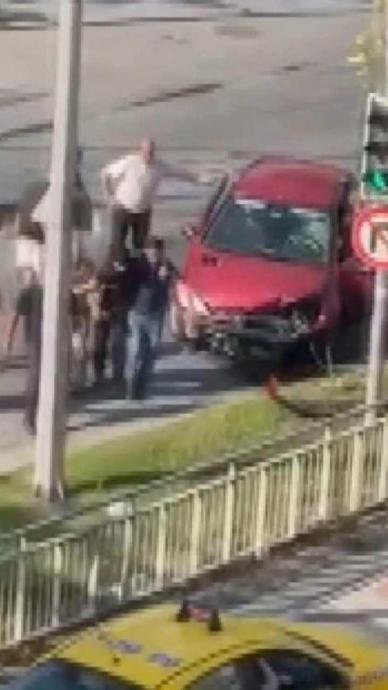 Yayaya &ccedil;arpmamak i&ccedil;in trafik ışığına &ccedil;arptı!