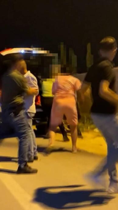 Gazetecilere mermer fırlattı!