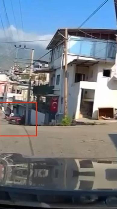 Geri vitese takıp duvara &ccedil;arptı