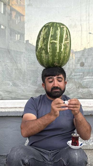 Kafasında 40 kiloluk karpuzla yapmadığı iş yok