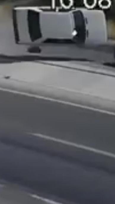 Kazadan ka&ccedil;tı karşı şeride u&ccedil;tu!