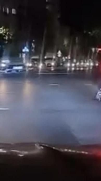 Kırmızı ışıkta ge&ccedil;ti motosiklete &ccedil;arptı