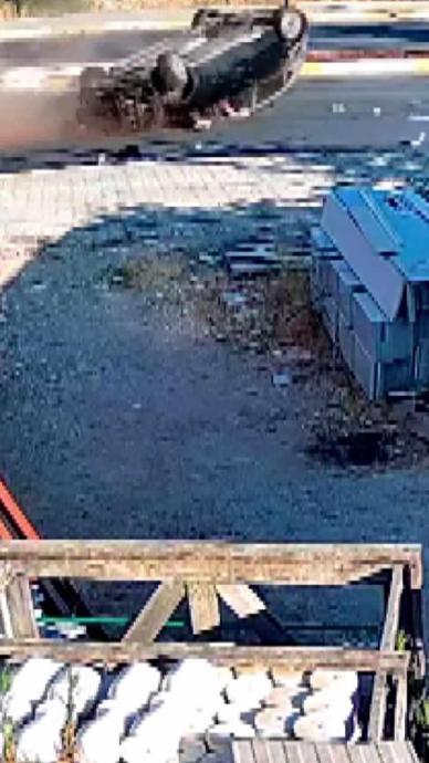 Ref&uuml;je &ccedil;arpan otomobil takla attı!