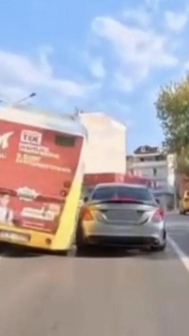 Seyir halindeki halk otob&uuml;s&uuml; direğe &ccedil;arptı!