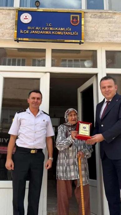 Simit satıp aldı jandarmaya bağışladı