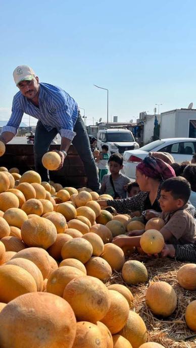 50 ton kavunu depremzedelere dağıttı