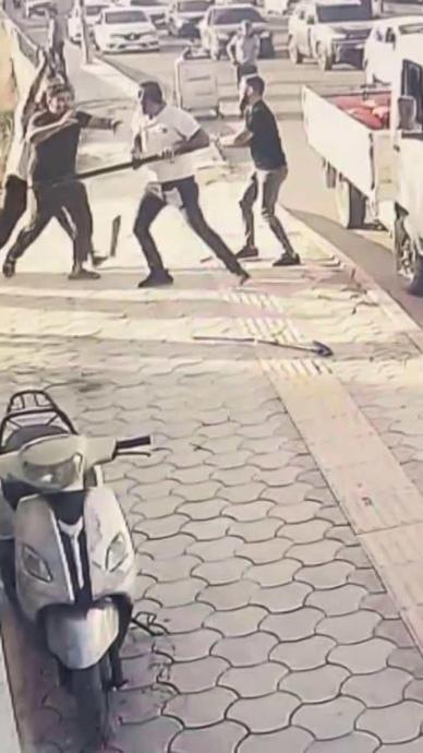 &Ccedil;ivili sopalarla birbirlerine girdiler!