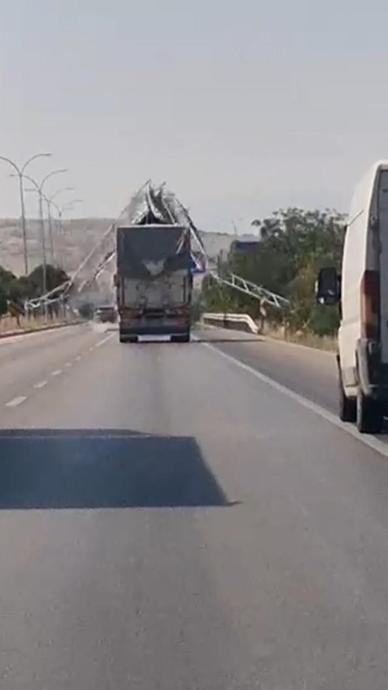 Damperi a&ccedil;ık unuttu levhaları yerle bir etti!