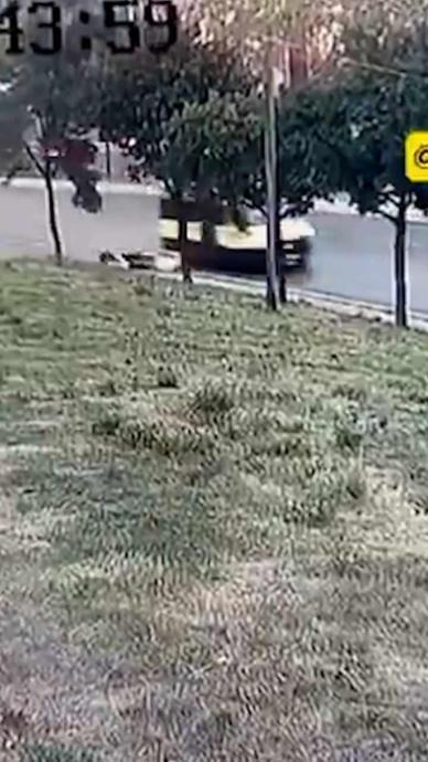 Kuryenin &uuml;zerine minib&uuml;s&uuml; kırdı!