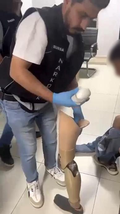 Protez bacağını uyuşturucu deposu yapmış!