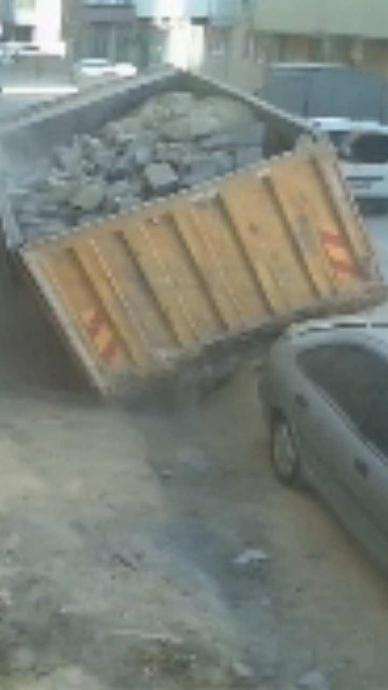 Tonlarca y&uuml;kl&uuml; kamyon olduğu yere g&ouml;m&uuml;ld&uuml;