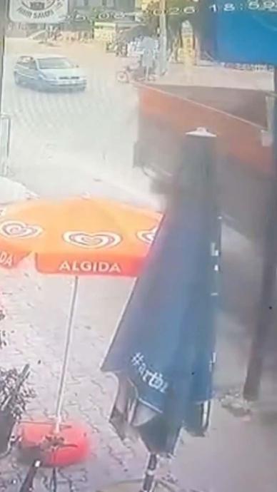 Trakt&ouml;rden ayrılan r&ouml;mork 2 kişiye &ccedil;arptı!