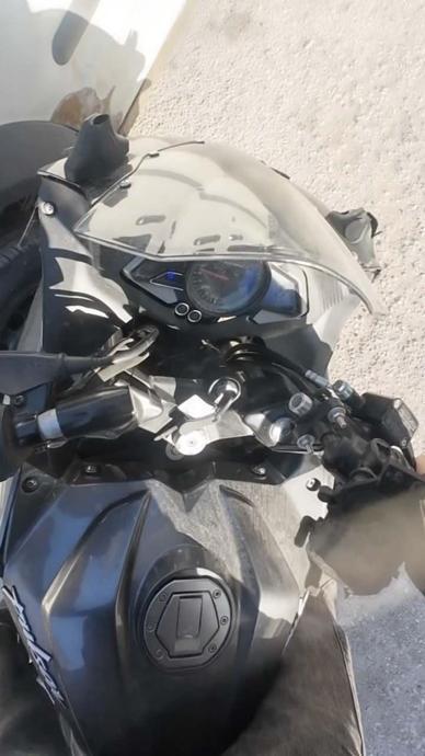 Bu motorcu kazayı mıknatıs gibi &ccedil;ekiyor