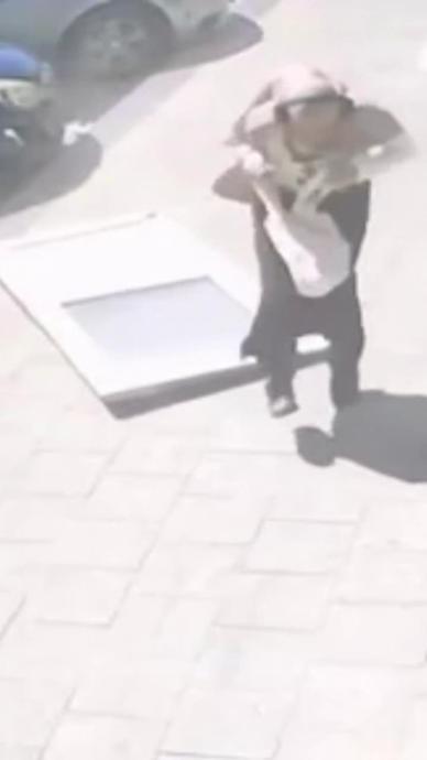 Kaldırımda y&uuml;r&uuml;yen kadının &uuml;zerine kapı d&uuml;şt&uuml;!