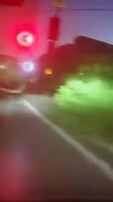 Kırmızı ışıkta ge&ccedil;ti, motosikletli &ouml;l&uuml;mden d&ouml;nd&uuml;!
