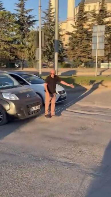 Trafik sıkışınca kolları sıvayıp yolu a&ccedil;tı