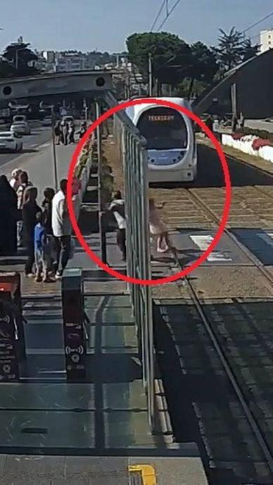 Tramvayın &ouml;n&uuml;ne atlayan kızı &ccedil;ekip aldı!
