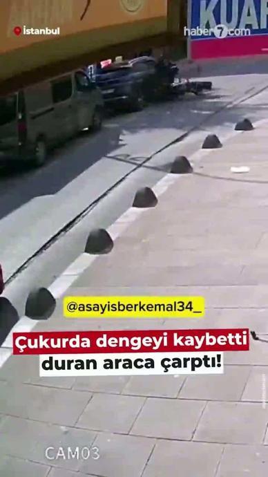 &Ccedil;ukurda dengeyi kaybetti duran araca &ccedil;arptı!
