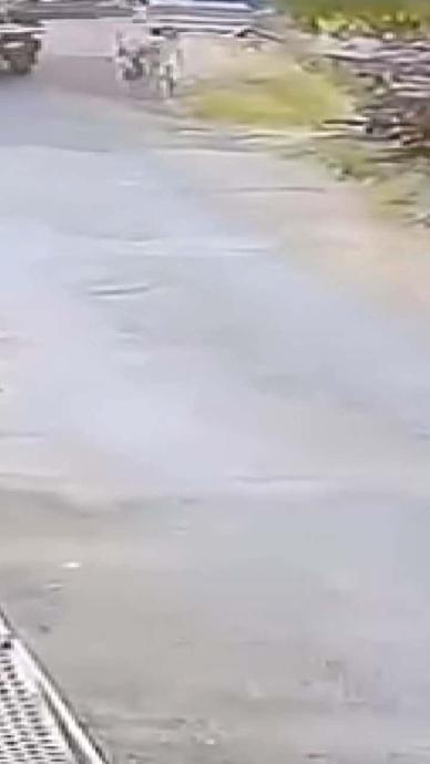 Kamyonetten sarkan demir, &ccedil;ocuğa &ccedil;arptı!