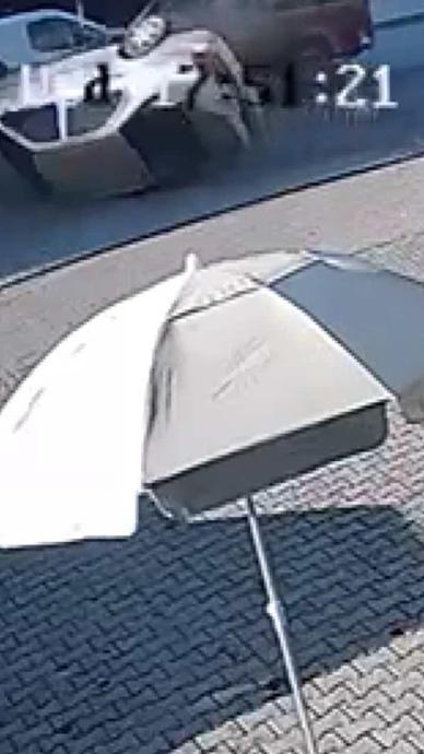 Kamyonla &ccedil;arpıştı takla atıp s&uuml;r&uuml;klendi!