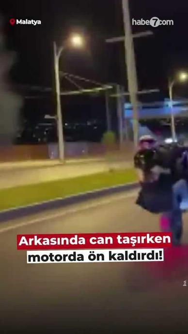 Arkasında can taşırken &ouml;n kaldırdı!