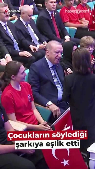 Erdoğan &ccedil;ocukların s&ouml;ylediği şarkıya eşlik etti