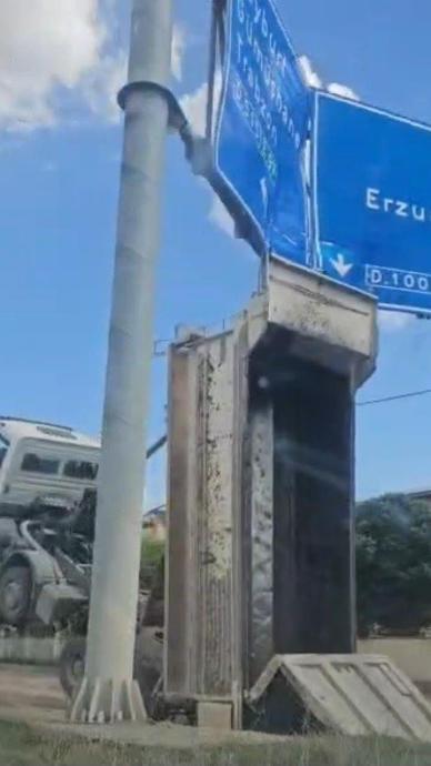 Levhana &ccedil;arpan kamyon şaha kalktı!